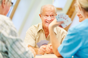 Vitale Senioren haben Spaß beim Karten spielen