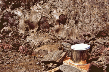 Unerwartete Ansicht, Toilette mit weißem Deckel und Edelstahlumhüllung in der Wüste in Namibia