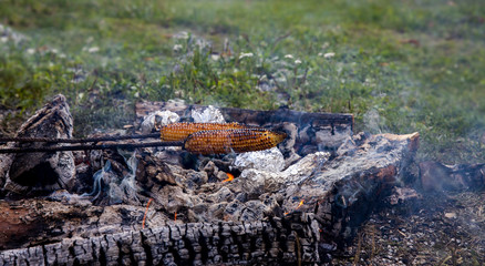 Woazbrotn beziehungsweise Mais braten am Lagerfeuer