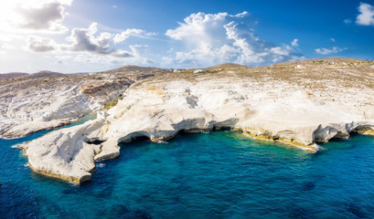 Obraz premium Panorama des populären Sarakiniko Strandes und Küste auf der Insel Milos mit weißen Kreidefelsen und türkisem Meer, Kykladen, Griechenland