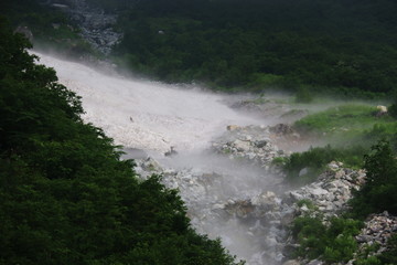 北アルプス笠ヶ岳への道　小池新道　朝靄に覆われる冷気の秩父沢出合