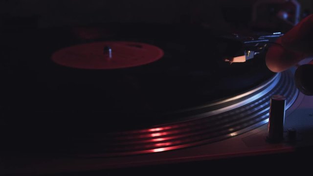 Tocadiscos en funcionamiento con un disco de vinilo