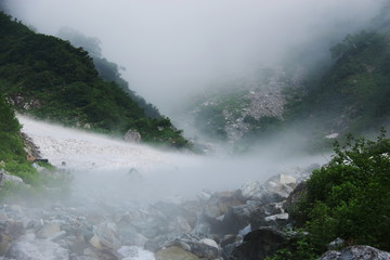 北アルプス笠ヶ岳への道　小池新道　朝靄に覆われる冷気の秩父沢出合
