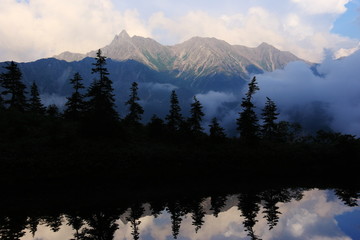 北アルプス笠ヶ岳への道　小池新道　鏡平の風景　鏡池と夕映えの槍ヶ岳