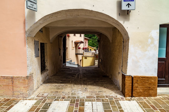 Vicoli e archi a pioraco