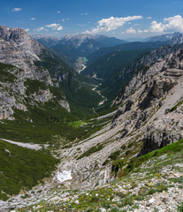 Fototapeta na wymiar Blick ins Tal vom Drei-Zinnen-Wanderweg in den Sextner Dolomiten, Italien