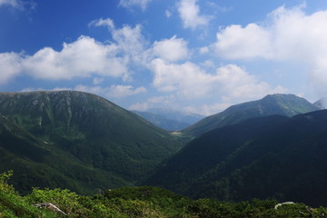 北アルプス笠ヶ岳への道　縦走路から雲ノ平の山々を望む　双六小屋越しに鷲羽岳と野口五郎岳を望む