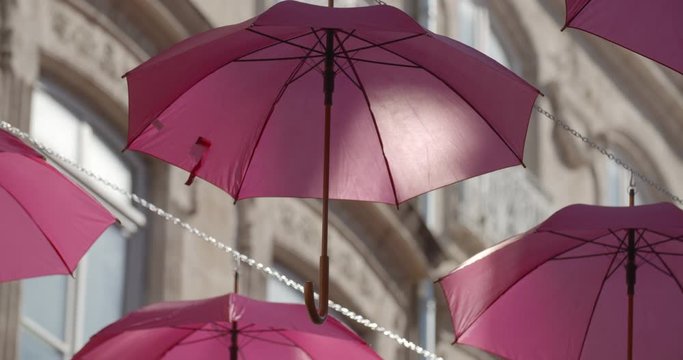 Parapluie rose dans le centre ville de Montpellier, ville situ&eacute;e dans le sud de la France