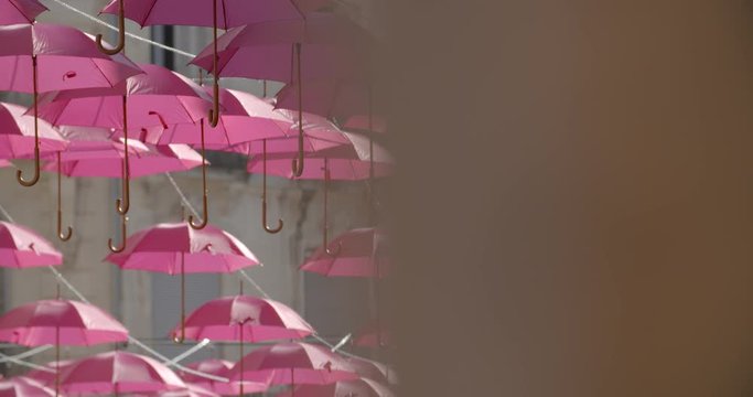 Parapluie rose dans le centre ville de Montpellier, ville situ&eacute;e dans le sud de la France