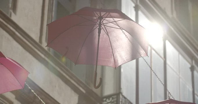 Parapluie rose dans le centre ville de Montpellier, ville situ&eacute;e dans le sud de la France