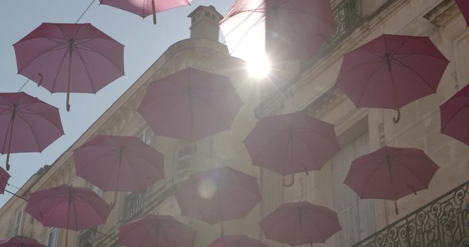 Parapluie rose dans le centre ville de Montpellier, ville situ&eacute;e dans le sud de la France