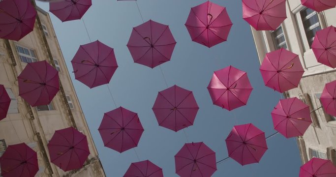 Parapluie rose dans le centre ville de Montpellier, ville situ&eacute;e dans le sud de la France