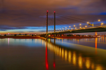 Fototapeta na wymiar Brücke und Rhein bei Düsseldorf nach Sonnenuntergang