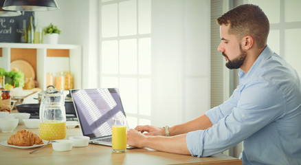 Obraz premium a business man breakfasts with notebook and juice