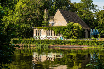 Obraz premium Außer Betrieb: ehemalige Gaststätte am Spreeufer in Berlin-Treptow