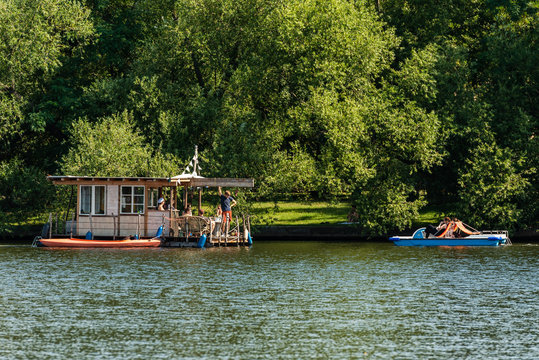 Flo&szlig; auf der Spree in Berlin-Treptow