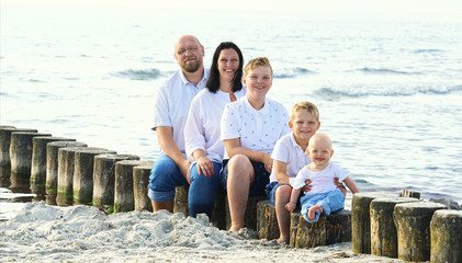 lachende Familie im Urlaub