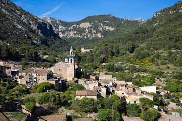 Fototapeta na wymiar General view of the old town of Valldemossa in the mountains of the Tramuntana, Majorca