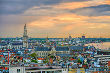 Naklejka premium Z lotu ptaka Antwerpia, Belgia o zachodzie słońca
