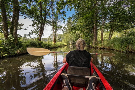 Paddelboot fahren im Spreewald, Brandenburg, Deutschland