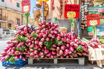 Red onion sold on Tropea's streets as specialty of the region, Italy - obrazy, fototapety, plakaty