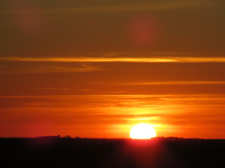 Pelota de sol en el horizonte