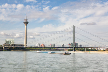 Fototapeta na wymiar Rheinturm in Düsseldorf - Deutschland