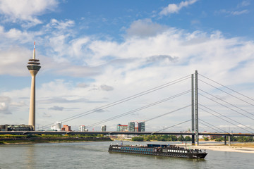 Rheinkniebrücke in Düsseldorf - Deutschland