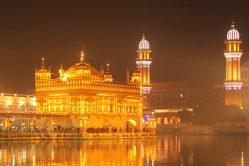 Fototapeta na wymiar night view golden temple amritsar gurudwaea