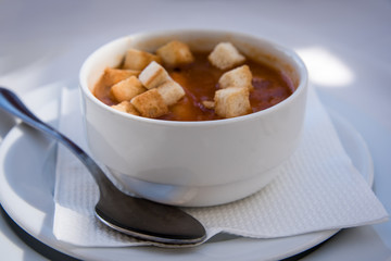 Tomato cream soup with croutons .