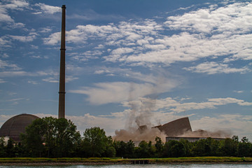break down of the cooling tower of the closed down nuclear power plant in Muelheim-Kaerlich