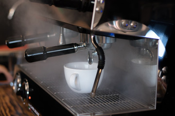 Máquina de café humeante 