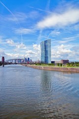 Fototapeta premium widok na rzekę Men z siedzibą EBC i panoramę Frankfurtu. Budynki Europejskiego Banku Centralnego i wieżowca w Niemczech na tle błękitnego nieba. Koncepcja biznesu i finansów