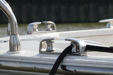 Tauwerk eines Schiffes an Deck