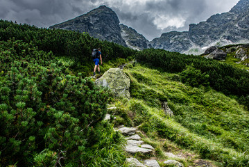 Turysta w Tatrach w drodze na Kościelec