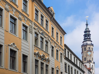 Fototapeta na wymiar Historische Gebäude in der Altstadt von Görlitz mit Rathaus im Hintergrund, Sachsen, Deutschland