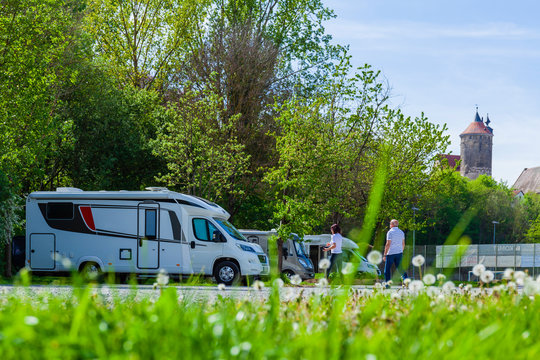 Wohnmobile stehen auf einem Stellplatz