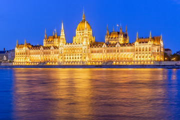 Fototapeta na wymiar Parliament Building along river Danube at night