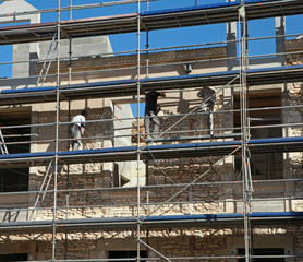 Chantier de rénovation d'un mur à moellons