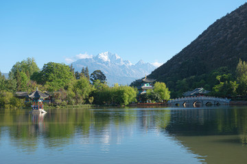 Fototapeta premium Jadeitowy Smok Śnieżna Góra nad sadzawką Czarnego Smoka w Jadeitowym Parku Źródlanym, Lijiang, prowincja Junnan, Chiny