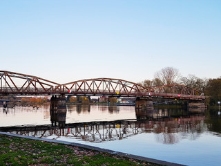 Alte Plauer Brücke spiegelt sich im Wasser