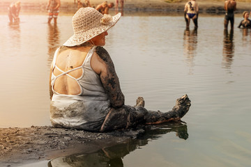 Old girls take mud baths to improve the condition of the skin and strengthen the immune system.