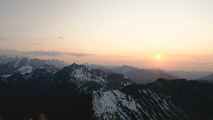 Sonne geht in den Alpen unter
