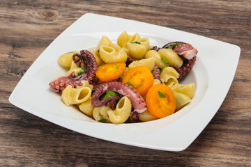 Pasta with octopus and yellow tomatoes