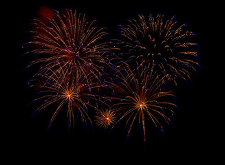 Ein großes Feuerwerk vor schwarzem Hintergrund in der Nacht.