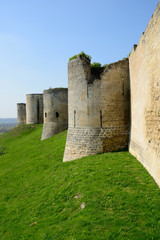 Fototapeta na wymiar Remparts du château de Coucy (02) en Picardie – Ramparts of Coucy castle in Picardy, France