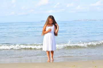 Fototapeta na wymiar barefoot girl runs on the sand on the beach.Summer marine weekend