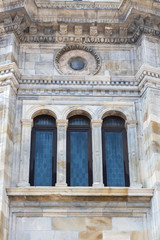 finestre con colonne ed archi chiesa italia europa