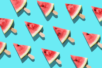 Obraz na płótnie Canvas Flat lay top view of fresh watermelon slices on color background.