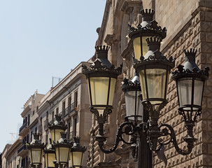 Fototapeta na wymiar Detalles de la tipica y hermos arquitectura del barrio gótico de Barcelona. City Tour. Conociendo europa